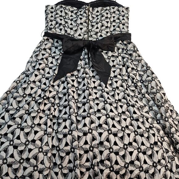 Anthropologie Moulinette Soeurs Overwhelmed Asters 3D Flower Eyelet Dress 8 - Picture 2 of 9